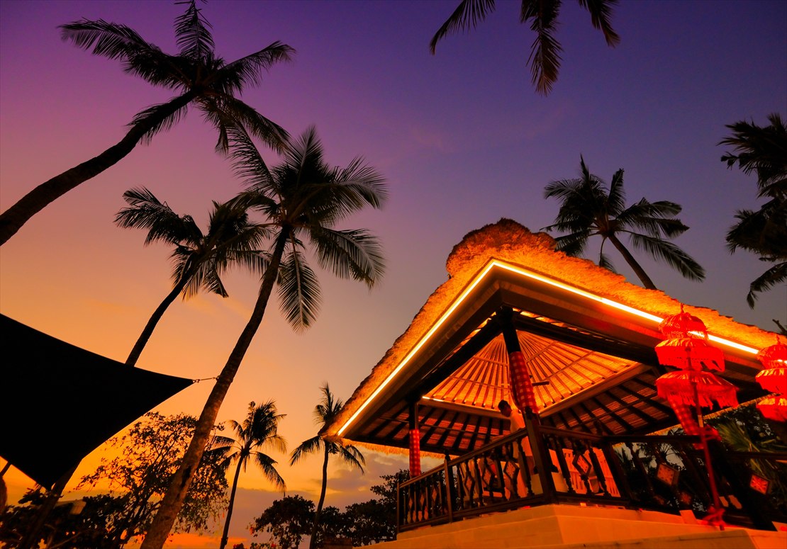 マジックアワー ライトアップされたガゼボ