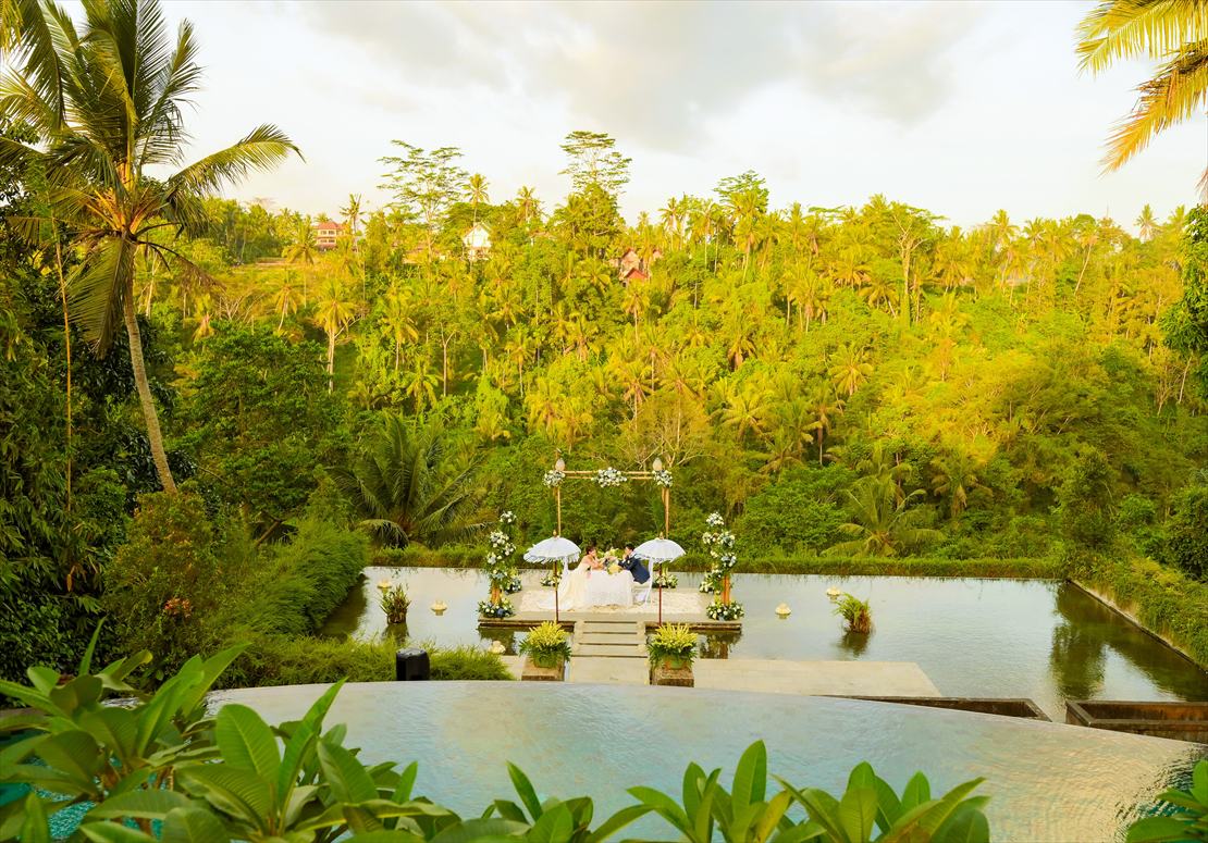 インフィニティプールより会場を一望する