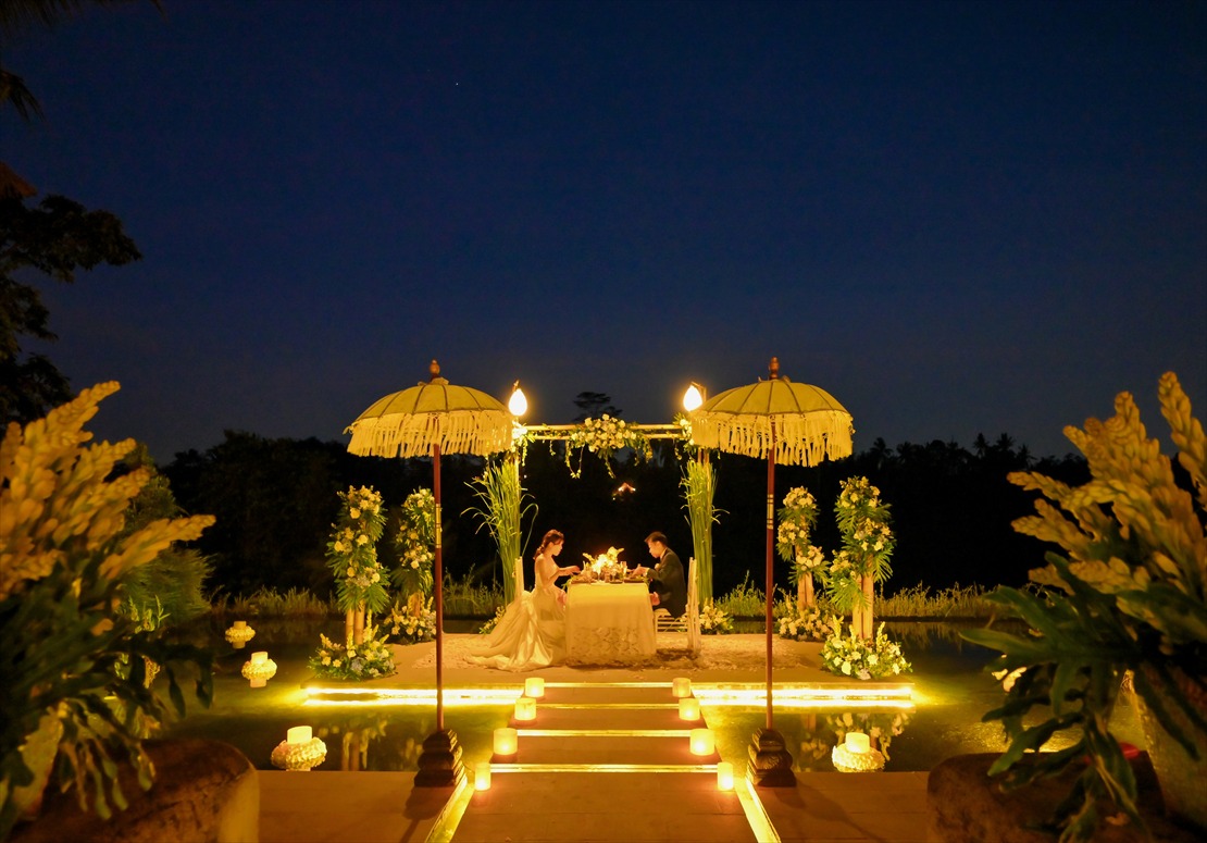 ライトアップされたインフィニティ・ステージ