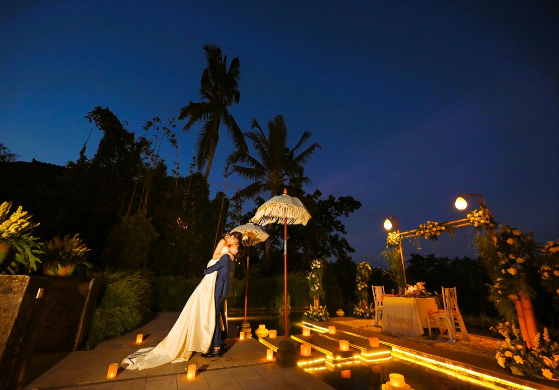 ライトアップされたインフィニティ・ポンド