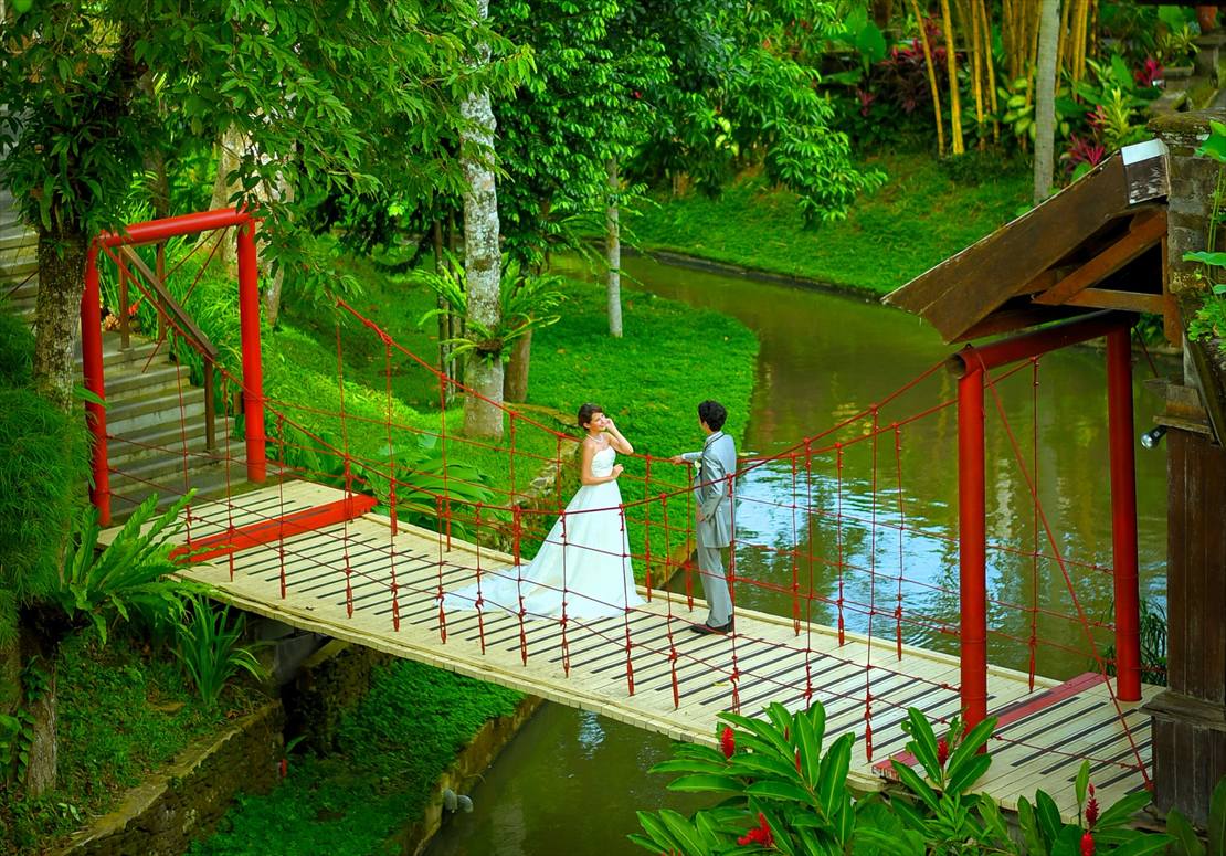 リゾート内を流れる小川に架かるブリッジ