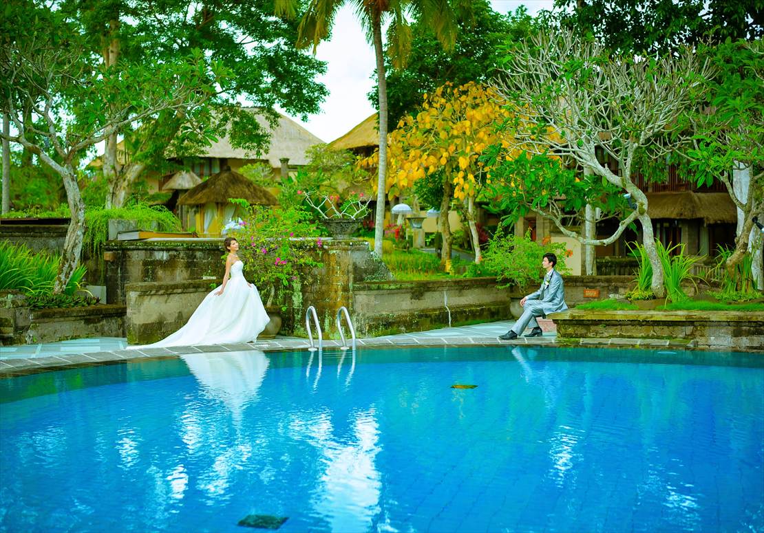 バリらしい景観を望むメインプール