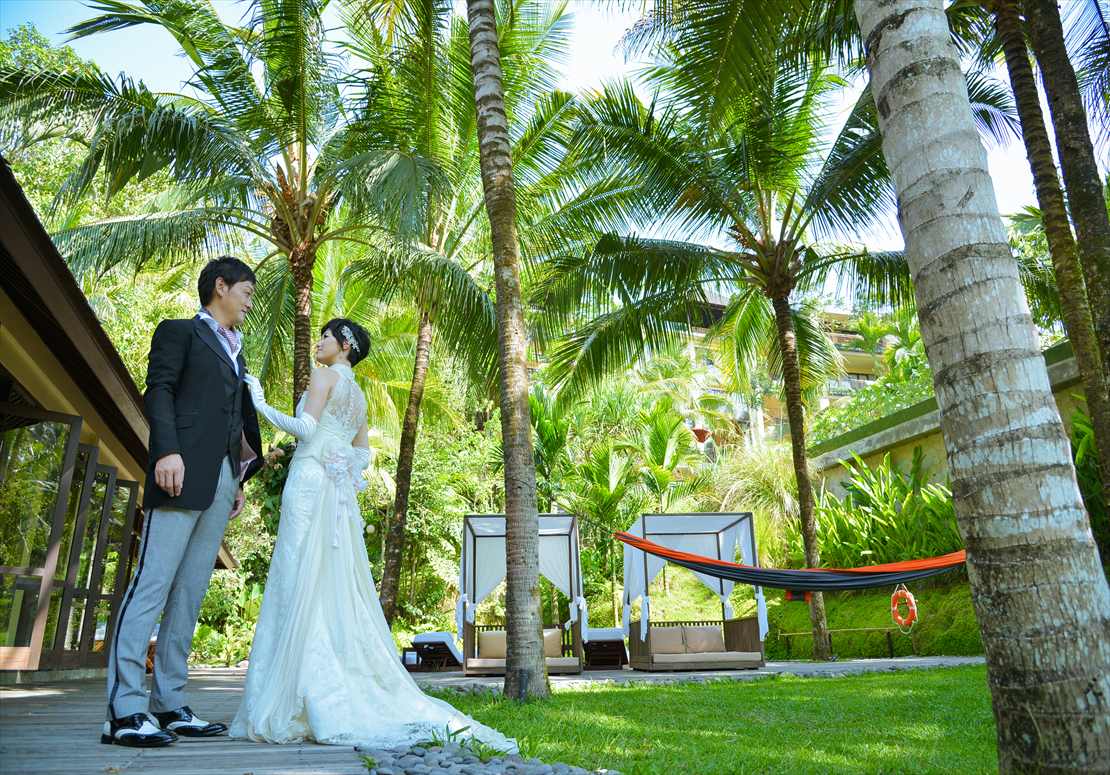 椰子の木が生い茂る緑豊かなガーデン