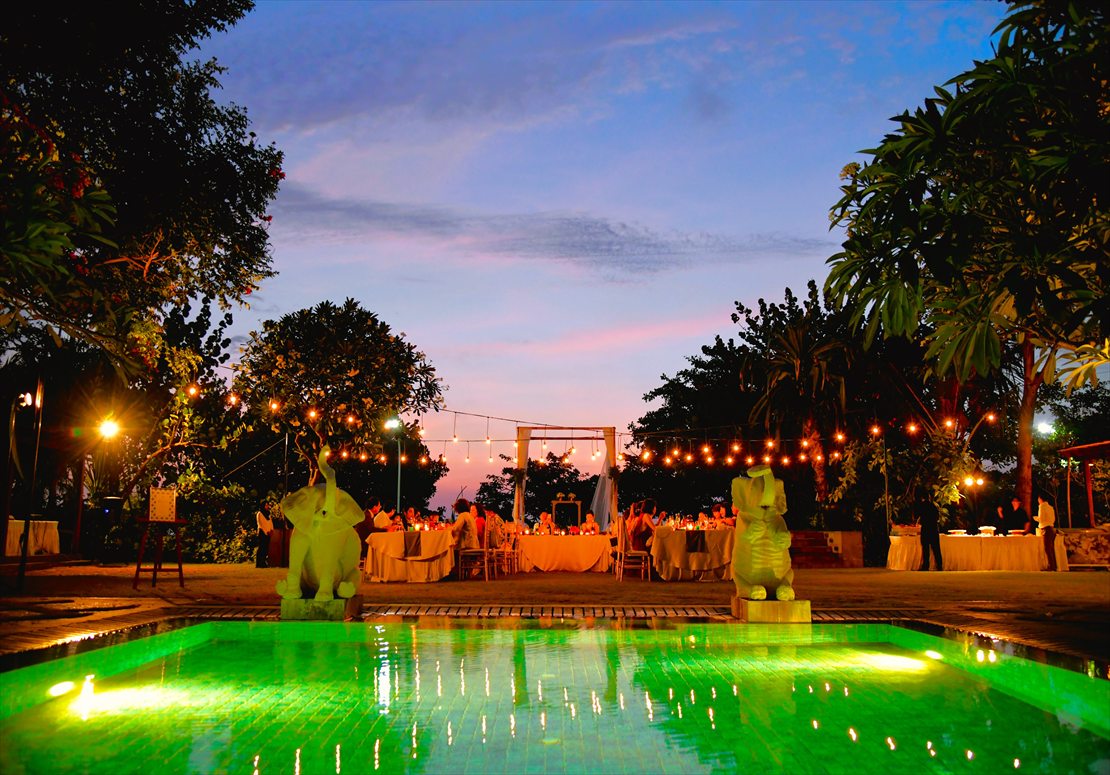 テーブル２列ライトアップ パーティー・シーン