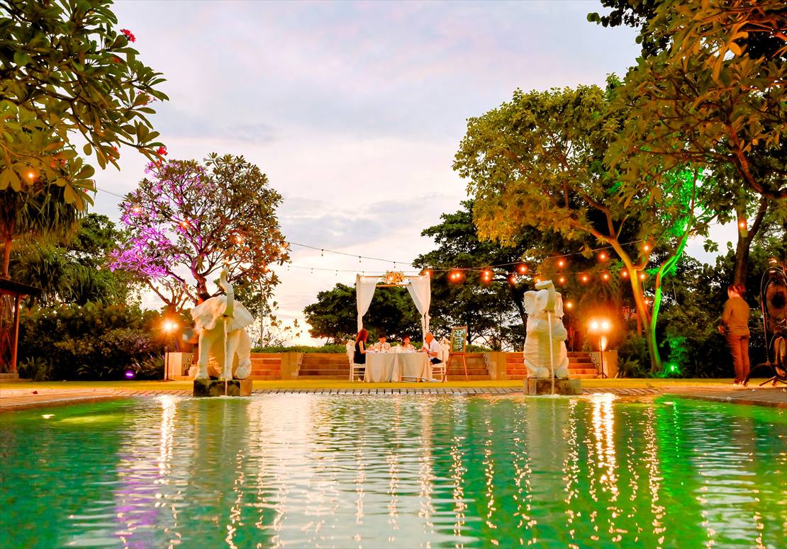 生花ホワイト挙式装飾流用 パーティー・シーン 