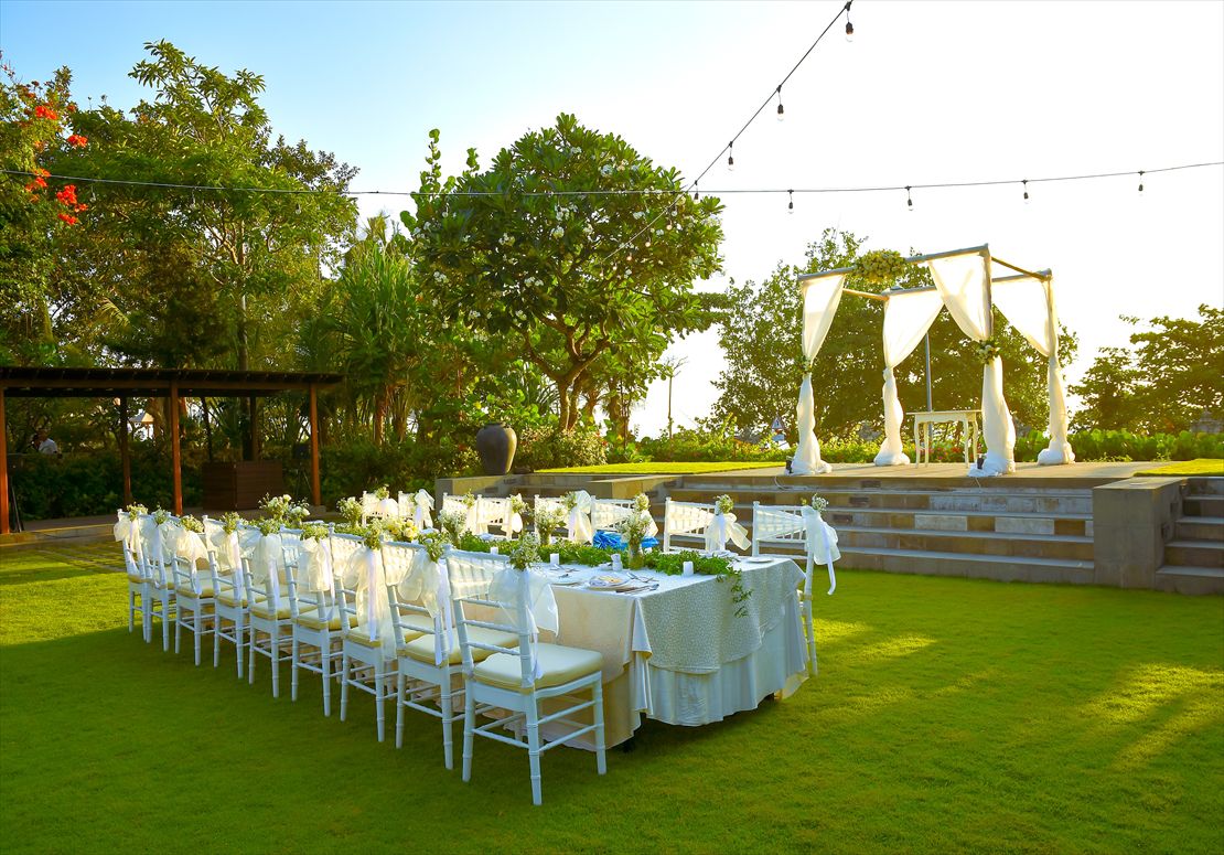 挙式プラン・アーチ＆生花グリーンリーフ装飾