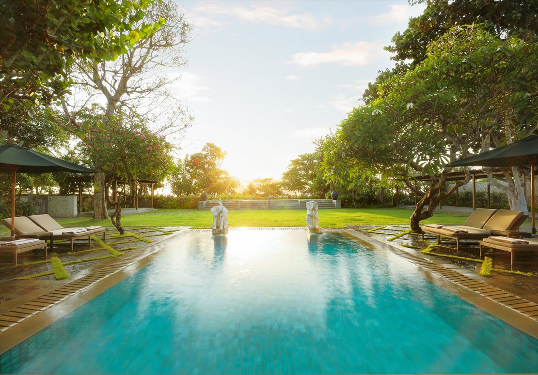 ヴィラ プライベートプールよりガーデンを望む