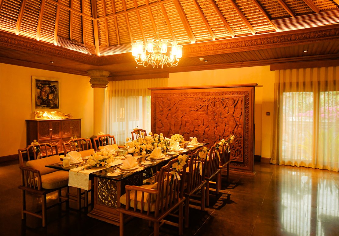 バリらしい雰囲気が漂うヴィラ内パーティー