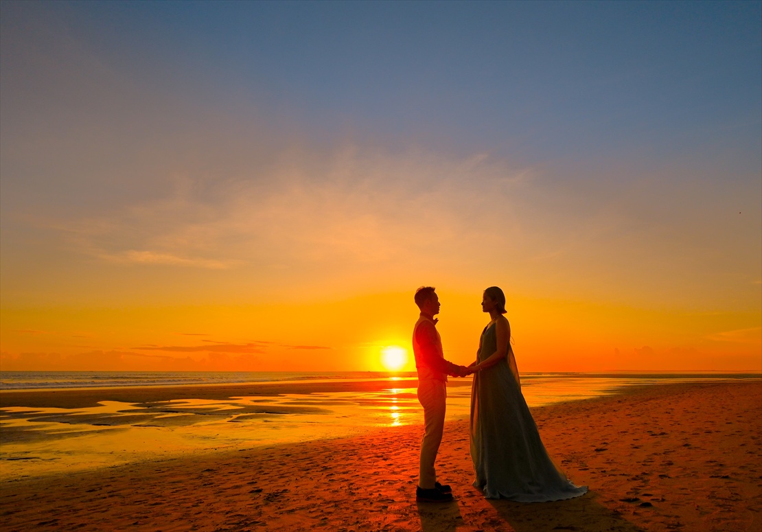 ビーチにてサンセット・フォト・ウェディング