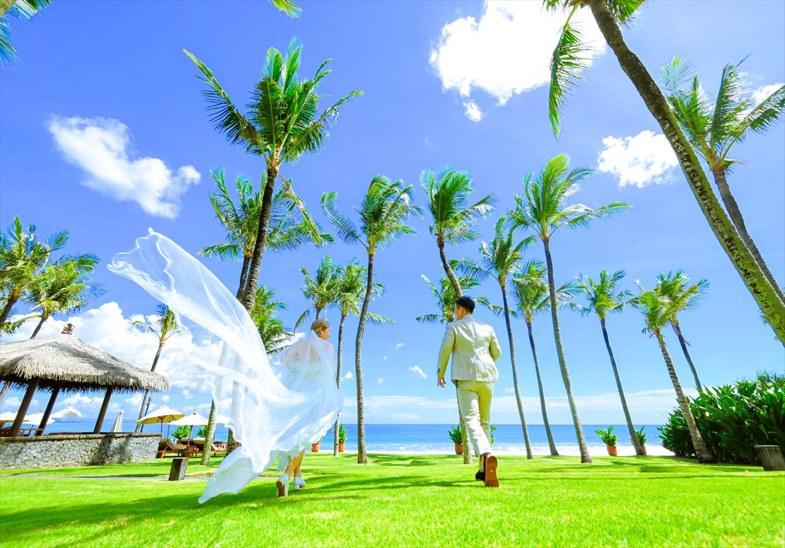 椰子の木が生い茂る緑豊かなガーデン