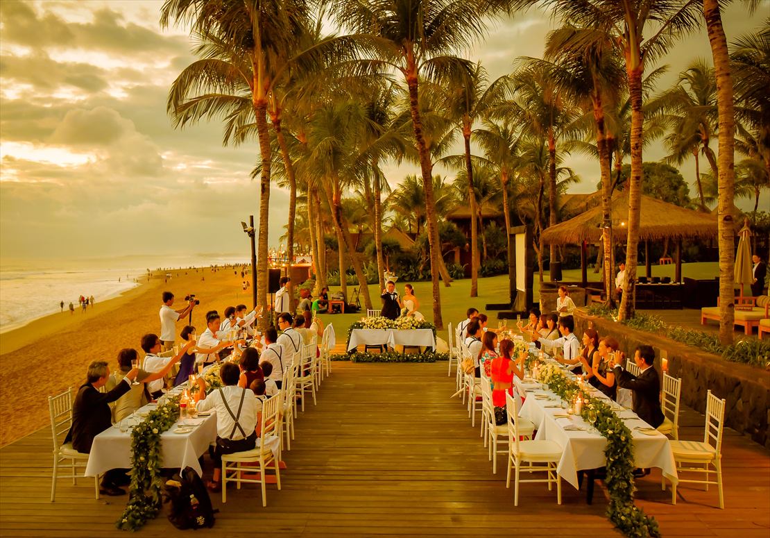 椰子の木に囲まれたビーチのエッジのデッキ