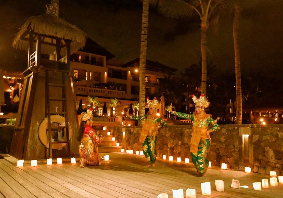 ライトアップされたホテル棟 レゴン・ダンス