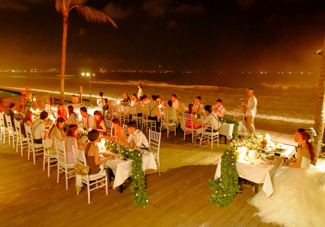 ライトアップされたオーシャン・デッキ