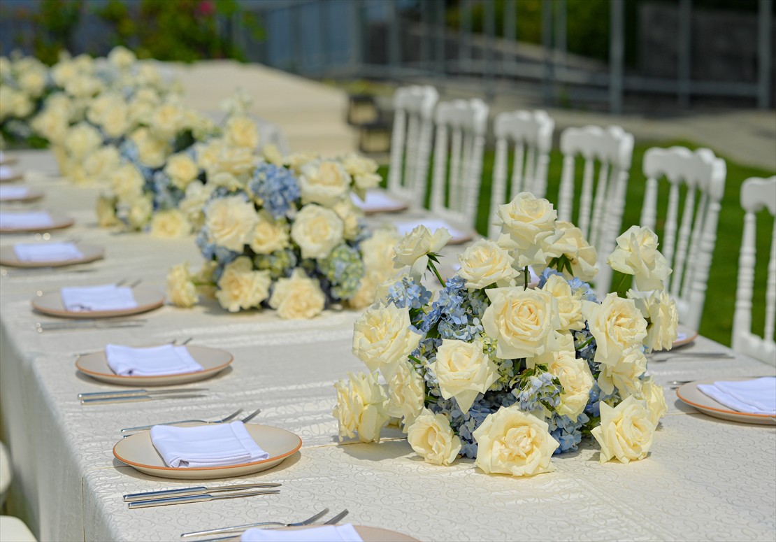生花ホワイト＆ブルーのテーブル装飾
