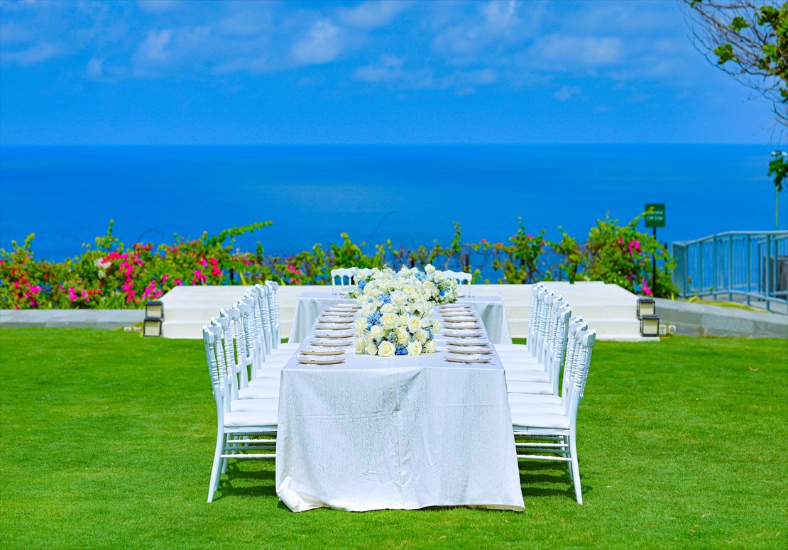 空と海を水平線まで一望するガーデン