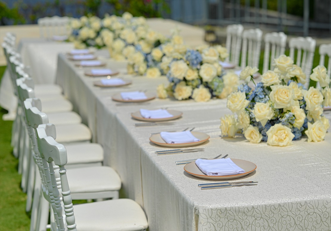 挙式会場の生花装飾を流用したテーブル装飾