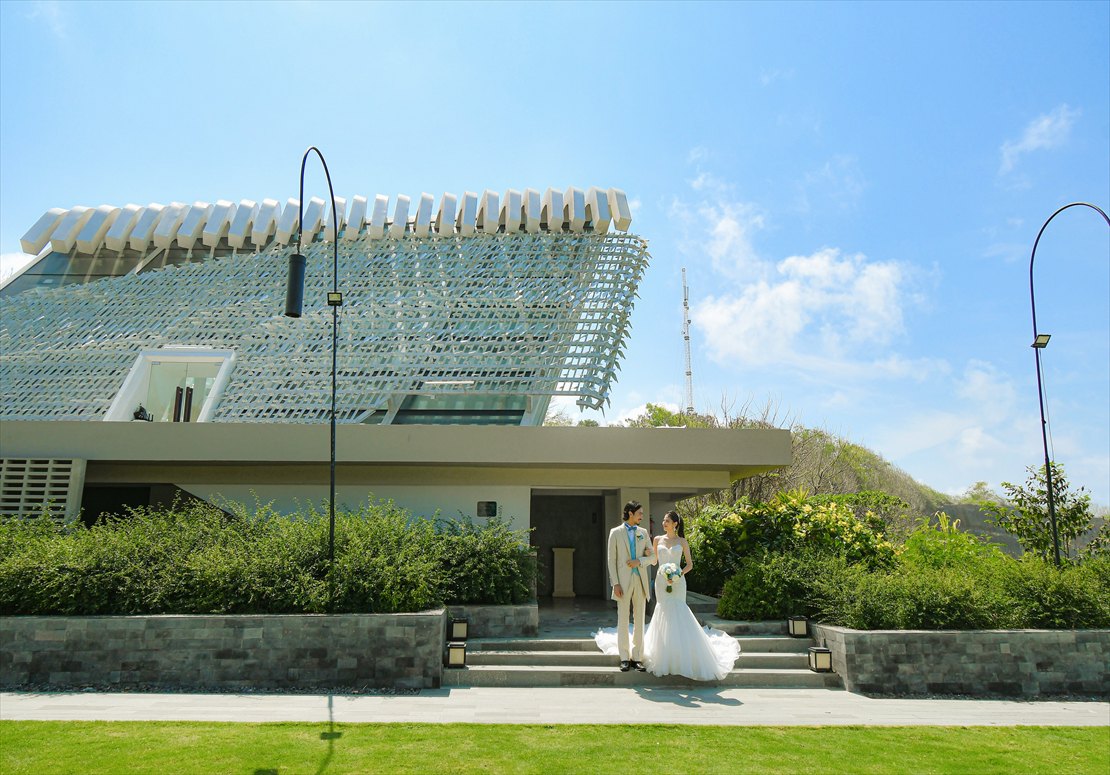 チャペル下控室よりパーティー会場へ入場