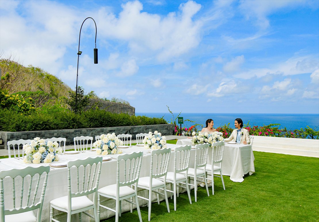 空と海を水平線まで望むパーティーシーン