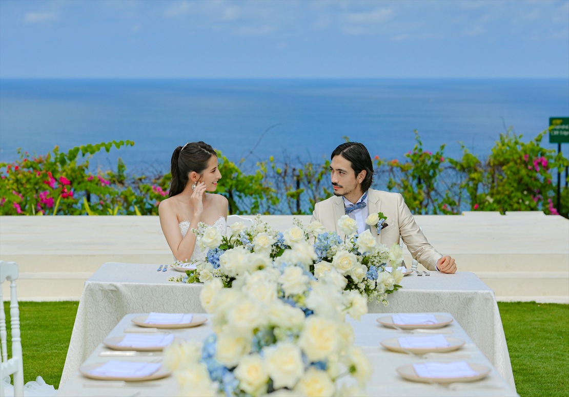 高砂の後ろに広大なウルワツの大海が広がる