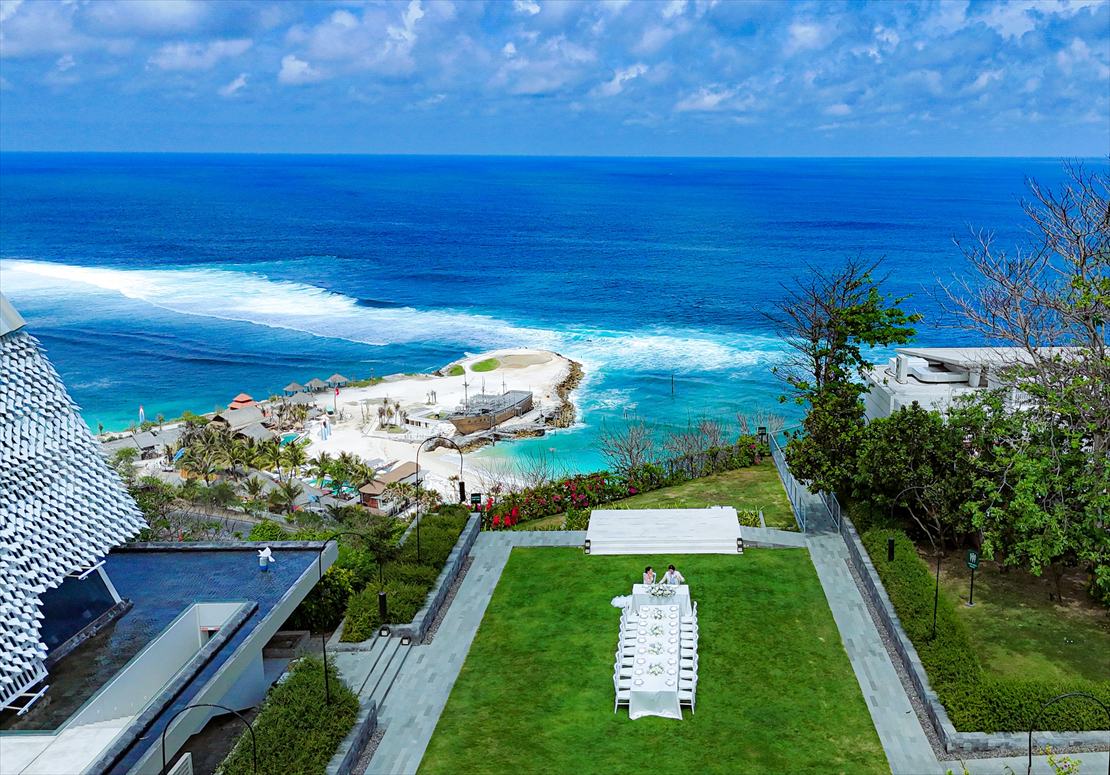 クリフトップより眼下に美しいビーチが広がる