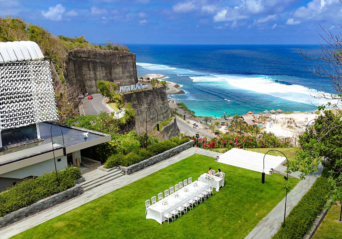 絶壁を望む壮大なロケーション