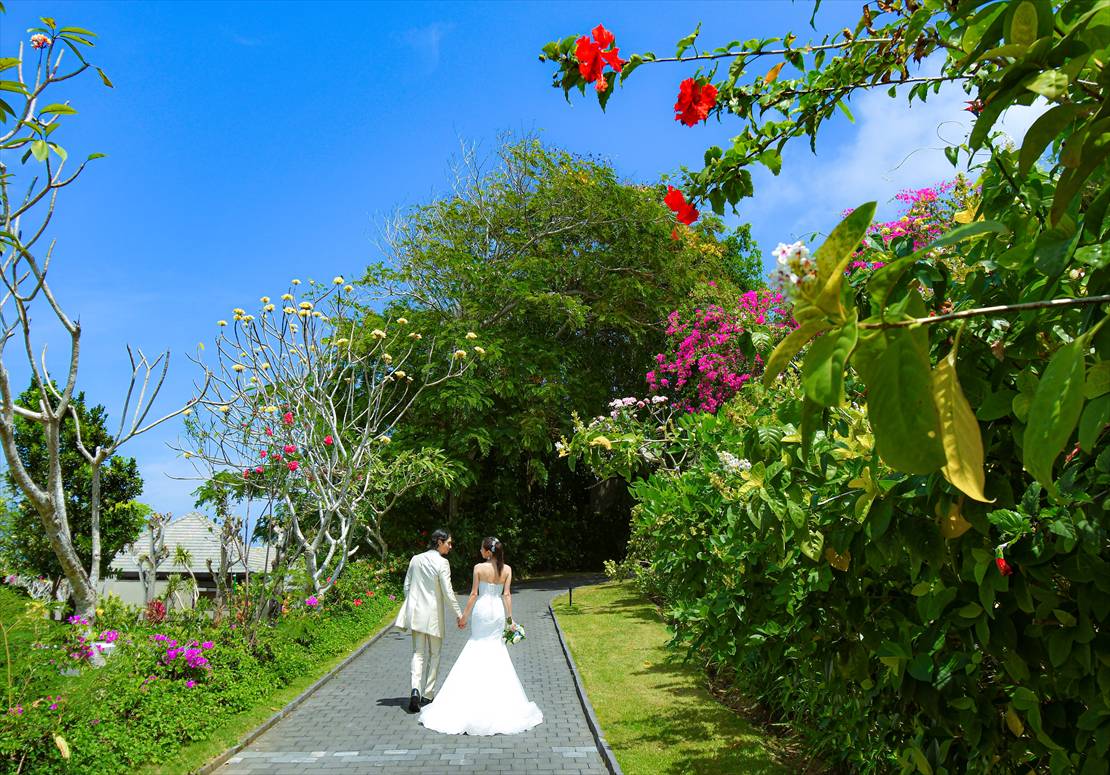 色とりどりの花が咲き乱れるリゾート