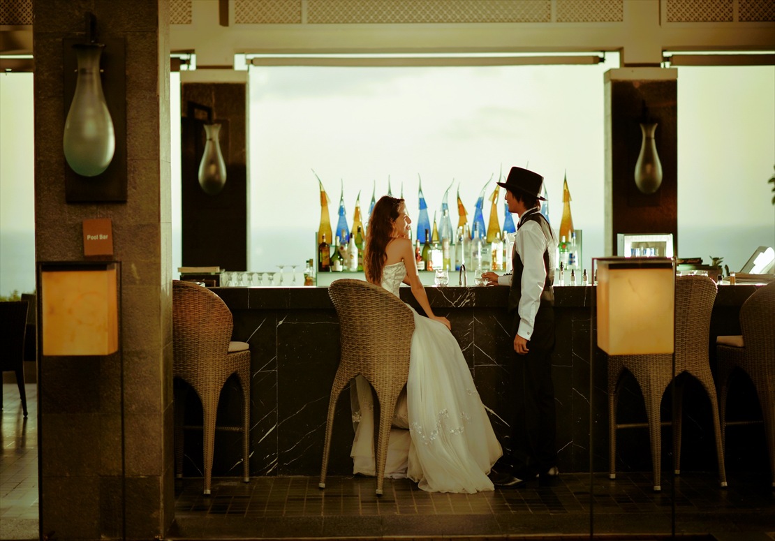 プールサイドに位置するパッド・プール・バー