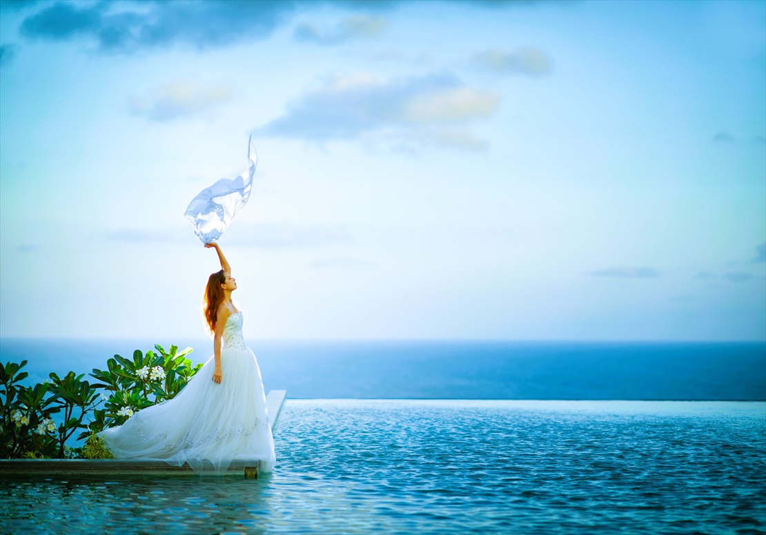 空と海を水平線まで望むインフィニティプール