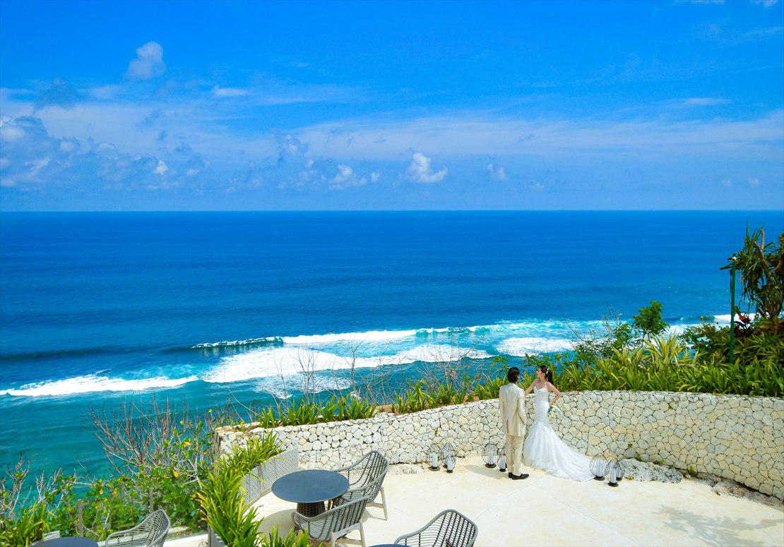 白亜の壁に囲まれたオリベラ・レストラン屋外