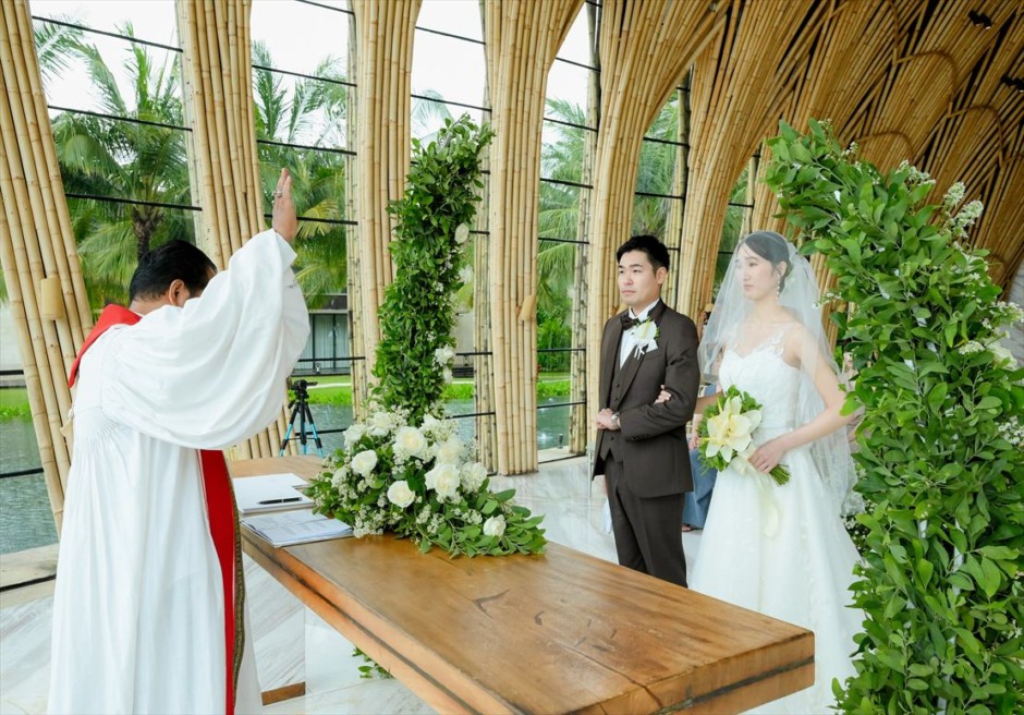 生花アーチに囲まれた挙式シーン　ケンピンスキ・バリ