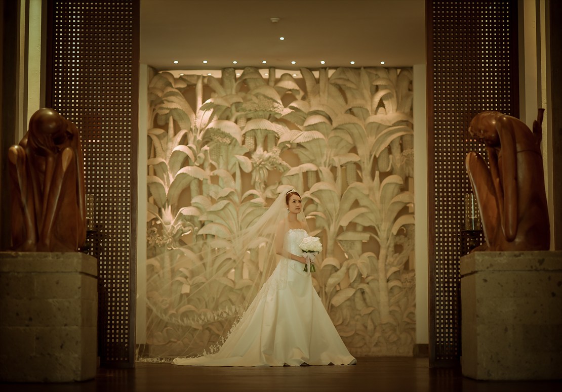 幻想的な石彫の白亜の壁