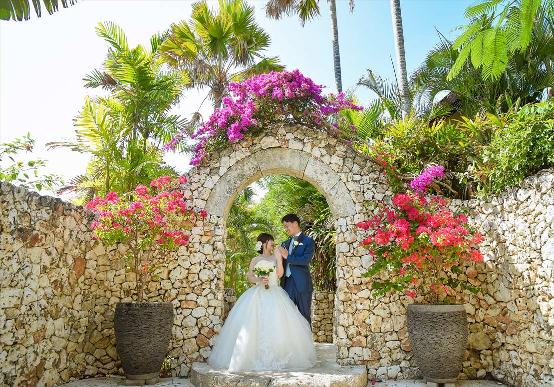 色とりどりの花々が咲き乱れるリゾート内