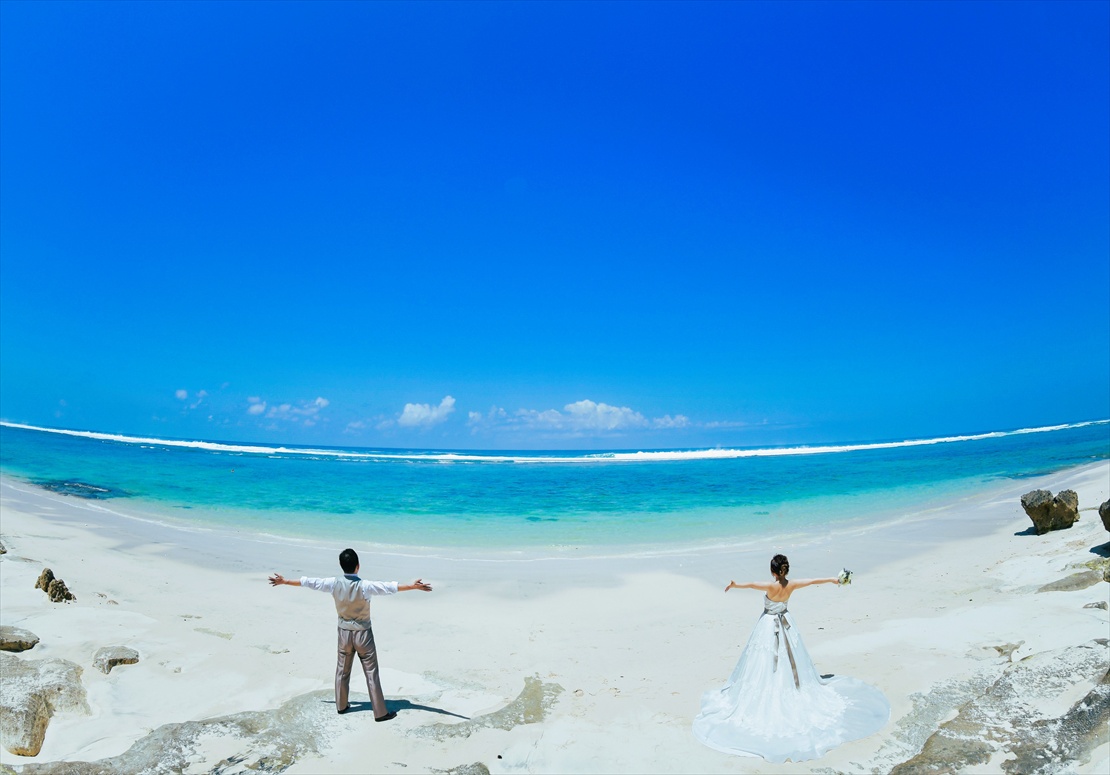 コバルト・ブルーの海が広がる白砂ビーチ