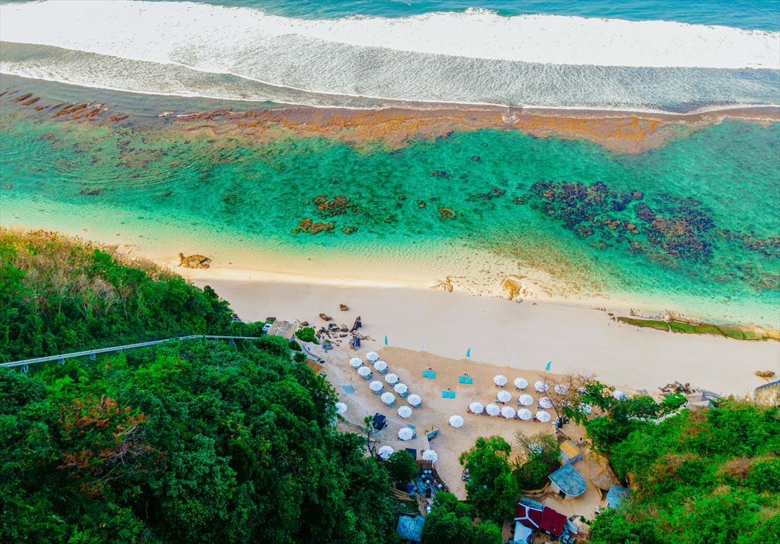 クリフトップよりビーチを望む