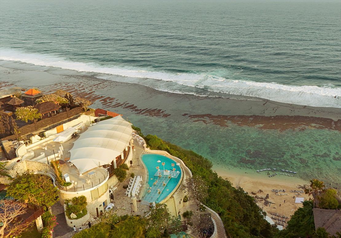 クリフトップよりウルワツの大海を一望する