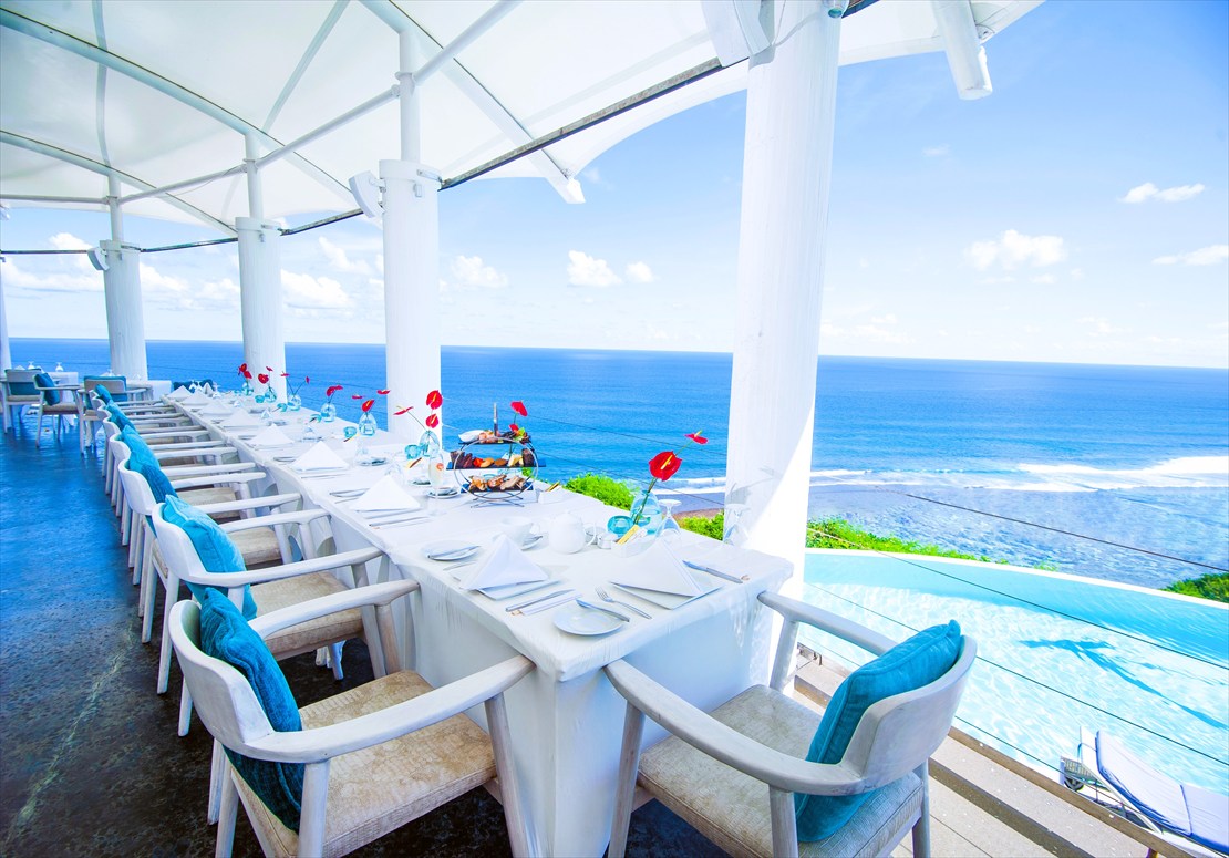 正面に大海を望むウェディング・パーティー