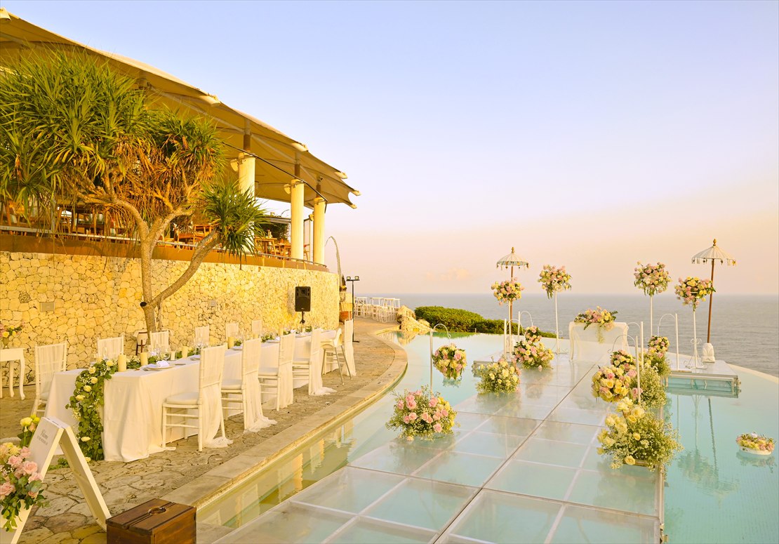 インフィニティ・プール上の挙式会場を望む