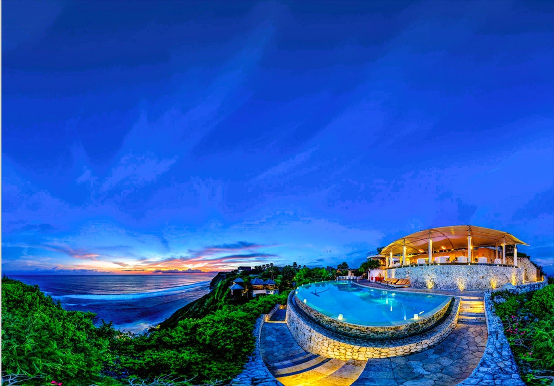 ライトアップされたインフィニティ・プール