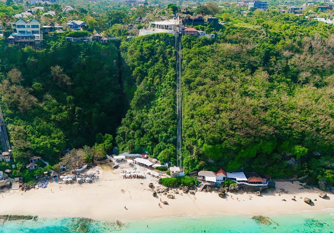 プールサイド横のゴンドラにてプールへ