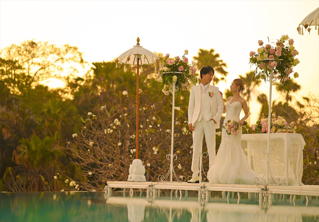 ジャングルに沈む夕日が映し出される