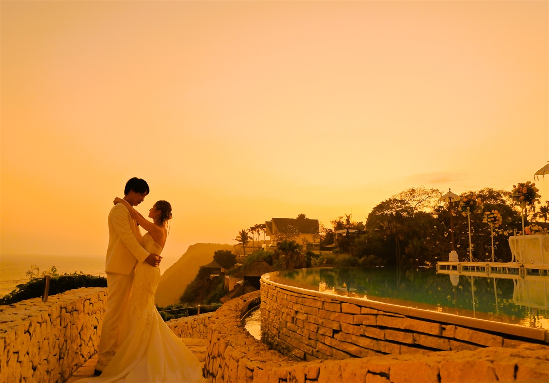 黄金色に輝くインフィニティ・プールサイド