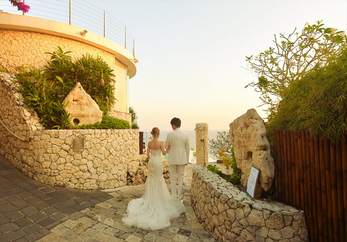 白亜の壁を抜けてプールサイドに入場