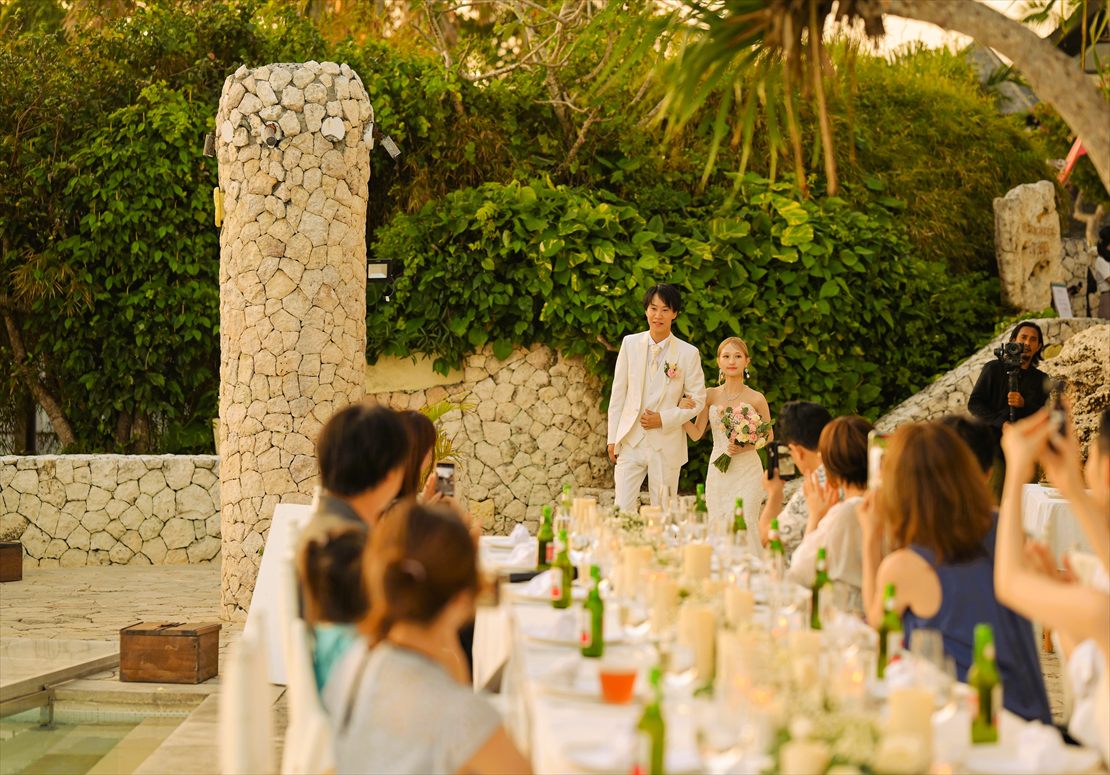 白亜の壁と緑深い樹々に囲まれたプールサイド