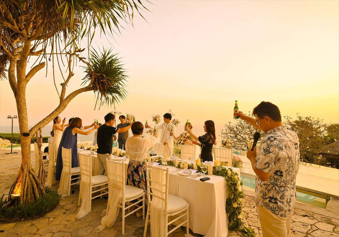 辺り一面が黄金色に輝く乾杯シーン