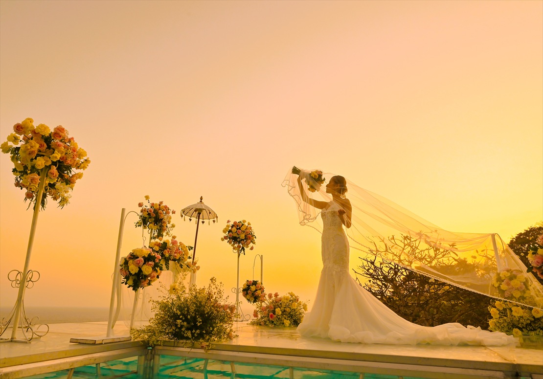 インフィニティプール上のパーティー中撮影