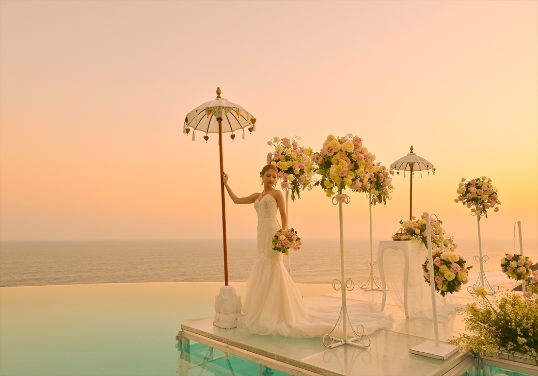 水平線まで空と海を望むインフィニティプール