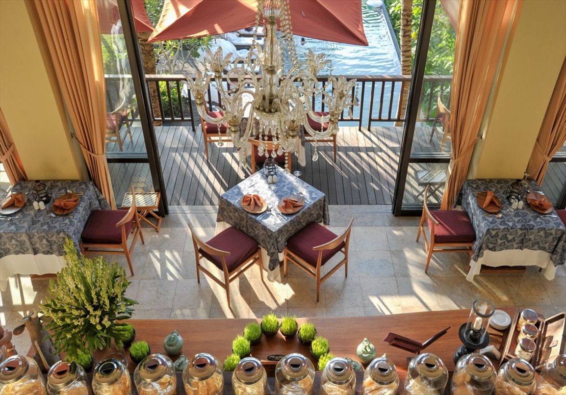 吹き抜け2階から1階レストランを望む