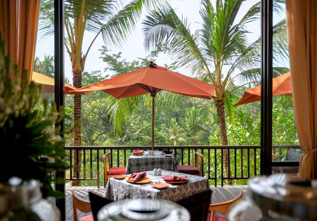 1階レストラン内からバルコニー席を望む