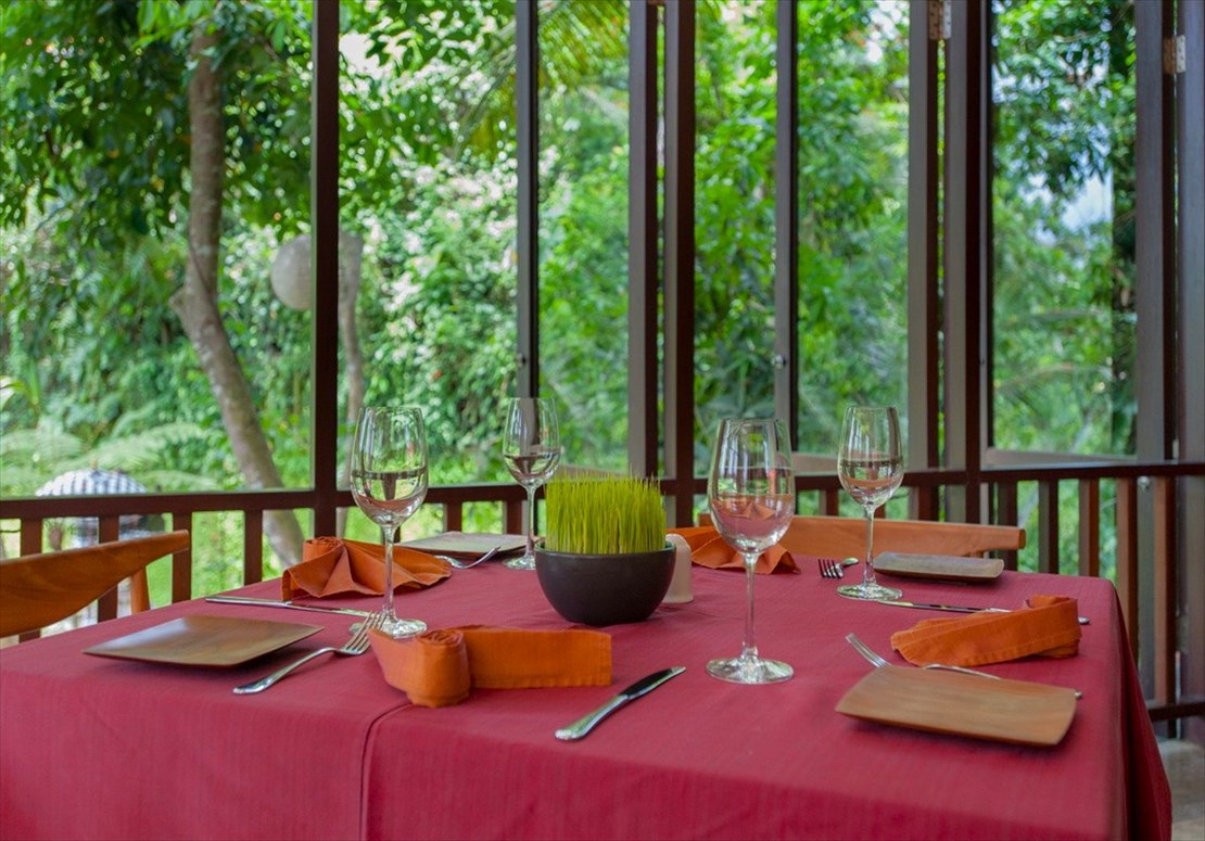 1階レストラン内　テーブル・セッティング1例