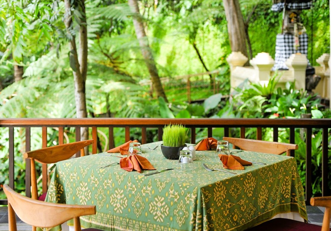 1階レストラン内　テーブル・セッティング1例